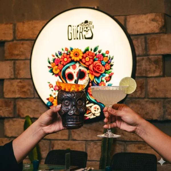 Grupo de amigos disfrutando tacos auténticos y margaritas en Güeros taquería mexicana en Providencia Santiago - Imagen 2