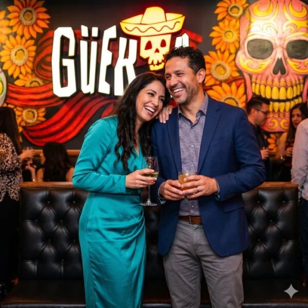 Grupo de amigos disfrutando tacos auténticos y margaritas en Güeros taquería mexicana en Providencia Santiago - Imagen 3