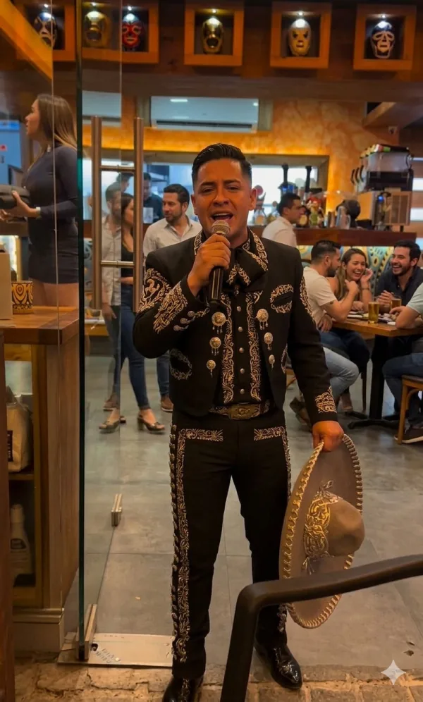 Celebración de cumpleaños en taquería mexicana Güeros en Providencia con tacos y tragos de autor - Imagen 2