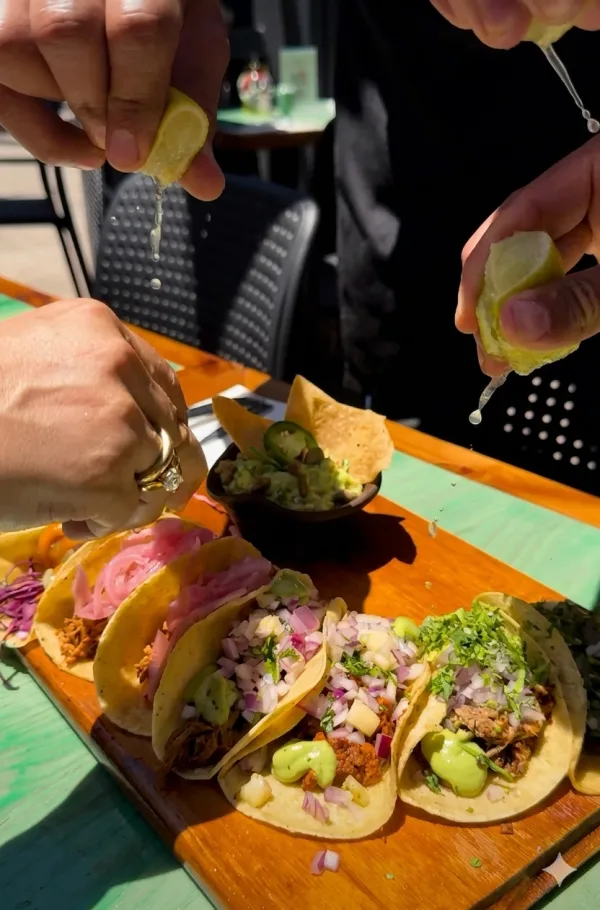 Variedad de tacos auténticos con palta y salsas en una taquería mexicana en Santiago - Imagen 2