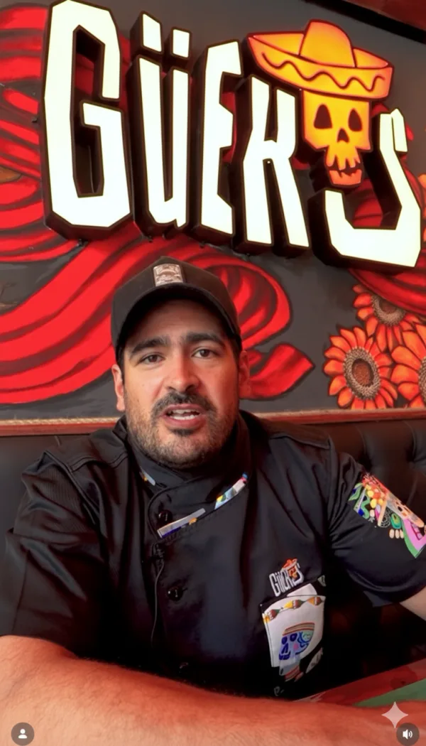 Chef Víctor Aguilar preparando comida mexicana auténtica en el restaurante Güeros en Santiago - Imagen 2