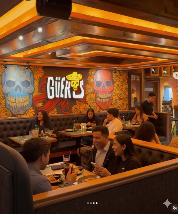 Plato de tacos auténticos en la taquería mexicana Güeros en Providencia Santiago - Imagen 3