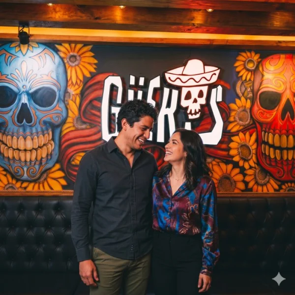 Mesa con tacos mexicanos auténticos y margaritas celebrando la Batalla de Puebla en restaurante Güeros - Imagen 3