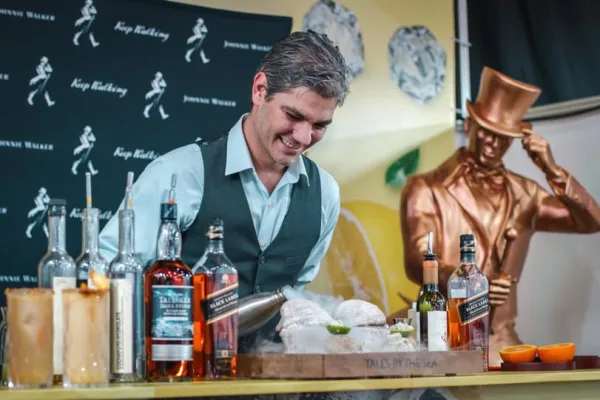 Matías Supán preparando coctelería de autor profesional en una barra de bar - Imagen 2
