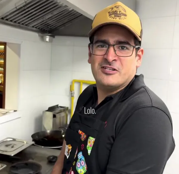 Plato de pozole tradicional preparado por el chef Víctor Aguilar en Güeros Providencia - Imagen 3