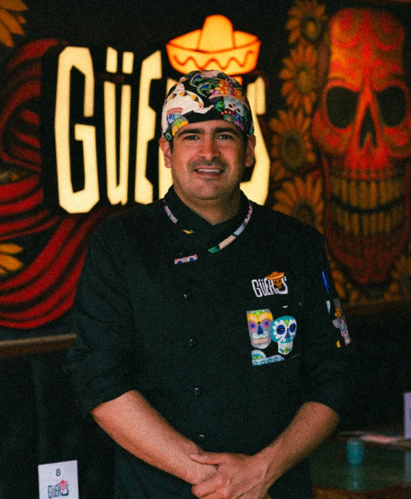 Chef Víctor Aguilar preparando comida mexicana auténtica en el restaurante Güeros en Santiago - Imagen 3