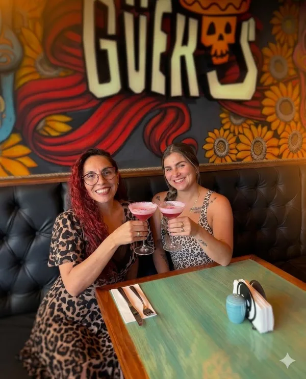 Mesa con tacos artesanales y margaritas en una taquería en Providencia durante una celebración nocturna - Imagen 2